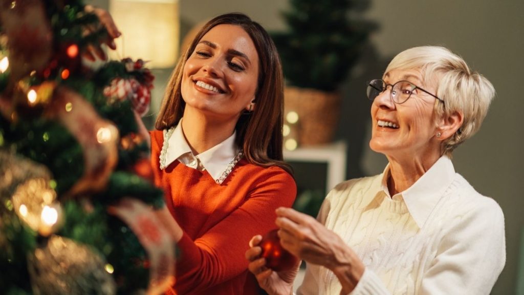 Personas decorando árbol de Navidad