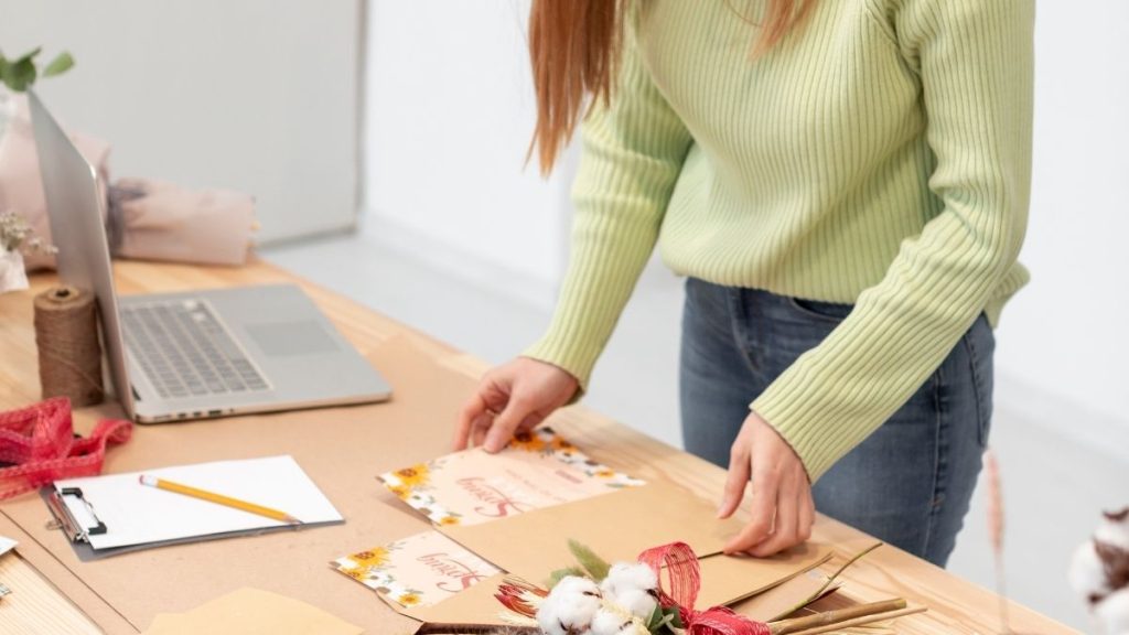 mujer trabajando en su negocio después de capitalizar el paro