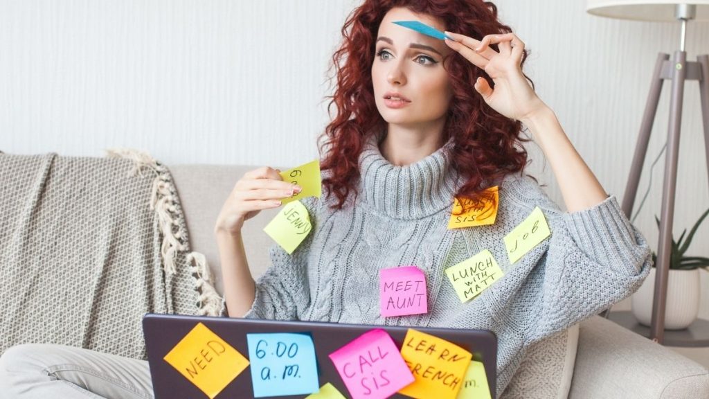 mujer agobiada por procrastinar