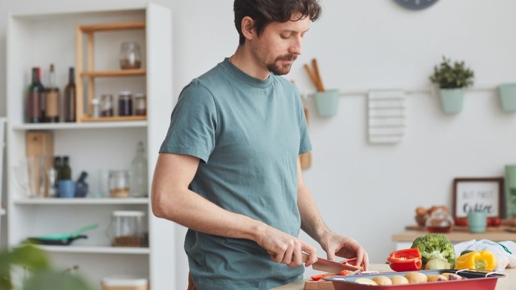 hombre cocinando