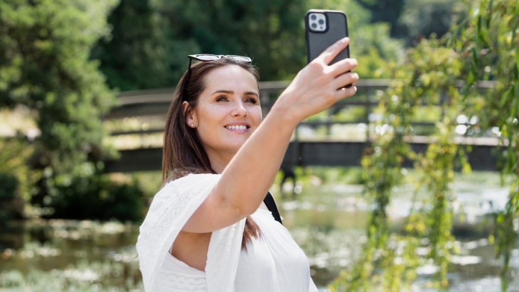 mujer haciendo fotos con el movil