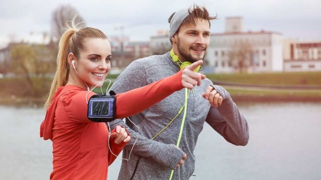 dos personas haciendo deporte al aire libre