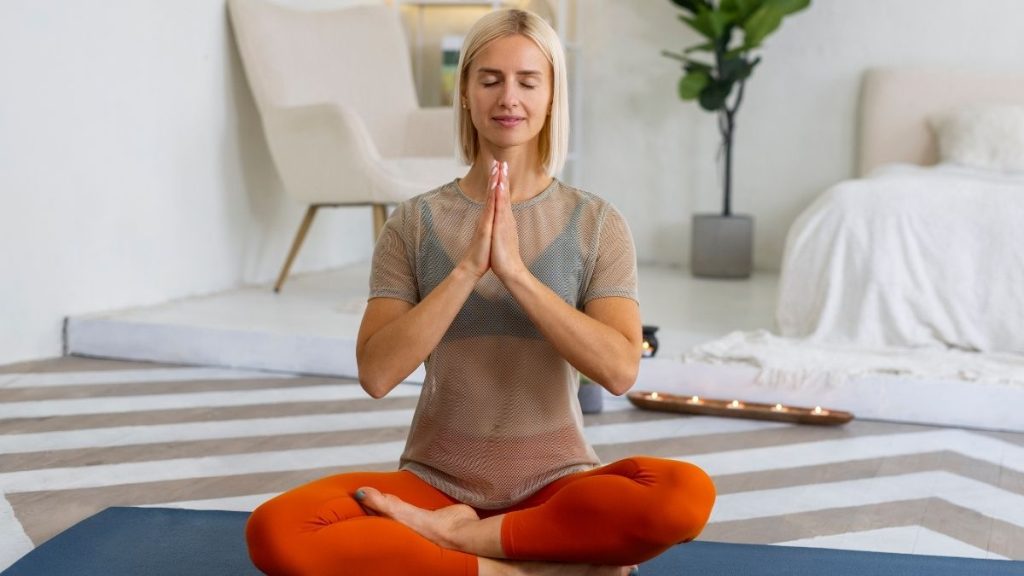 mujer haciendo yoga