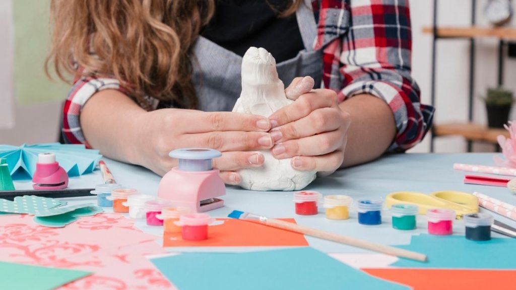 mujer haciendo manualidades