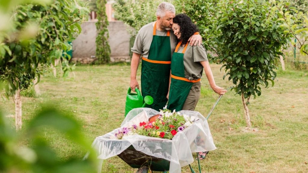 pareja disfrutando de la jardineria