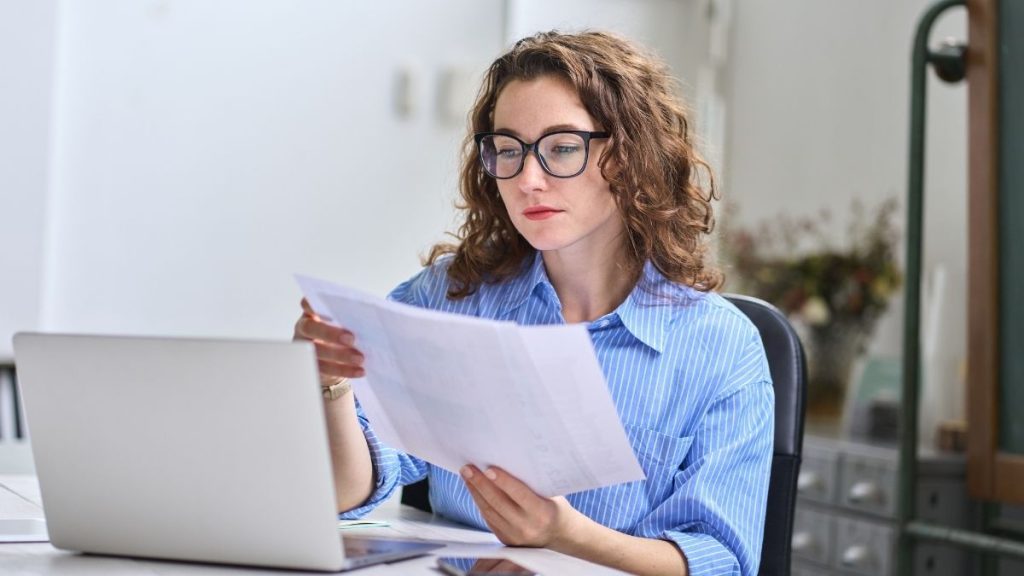 mujer consiguiendo ingresos pasivos