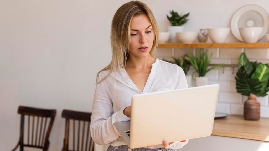 mujer pidiendo vida laboral online