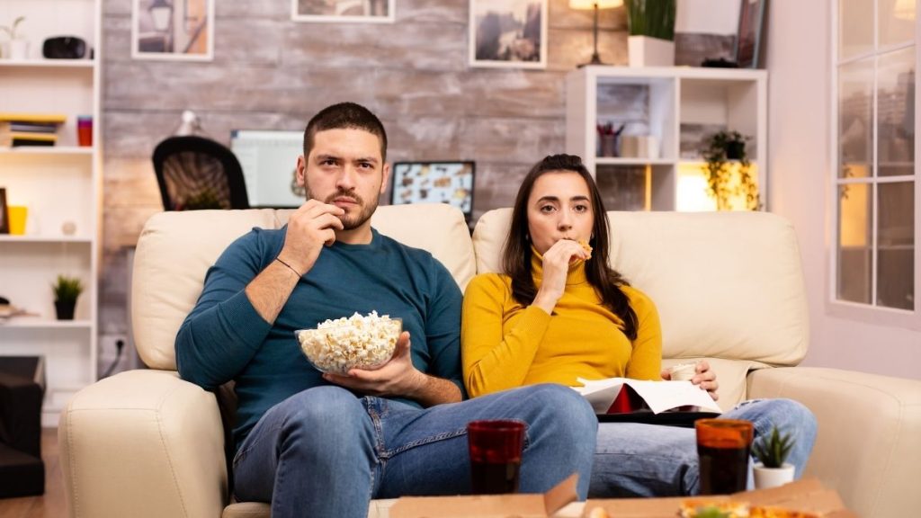 pareja viendo películas de economía